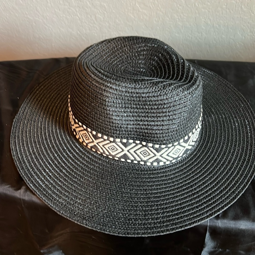 Black brim lightweight hat with cream patterned band